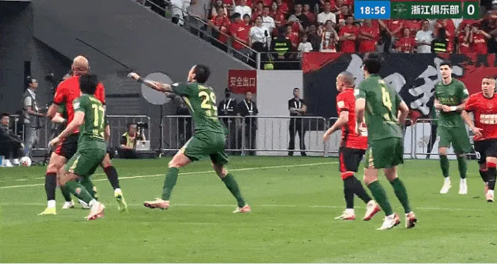 开云-张佳祺争顶费利佩倒地，前者动作过大染黄